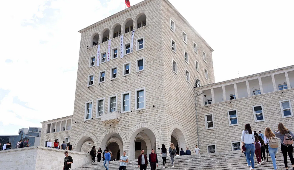 Emigrimi i studenteve behet kronik, 100 per qind e te ikurve shume te kenaqur
